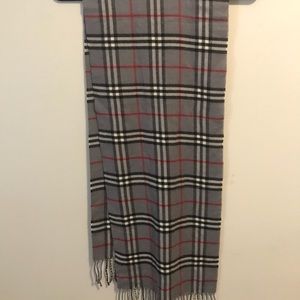 Tartan scarf in gray. Like new